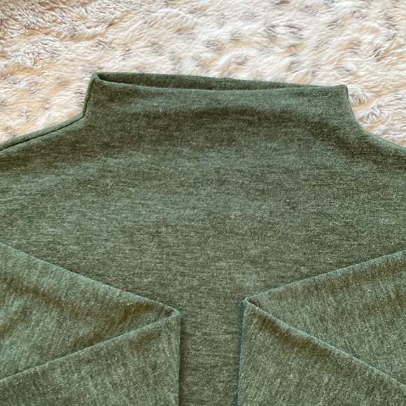 NWOT - Tresics mock turtle neck pullover. Size Large. - Picture 6 of 10